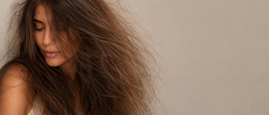 Frizz y humedad: por qué se esponja tu pelo y cómo protegerlo